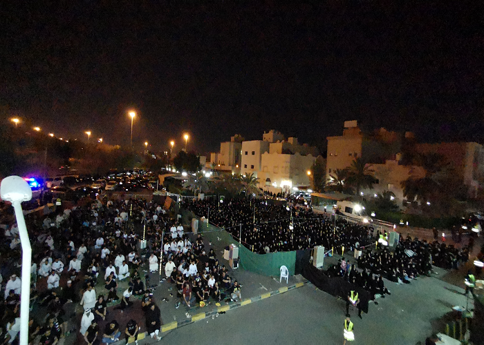 الحضور خارج الحسينية في محرم عام 2019