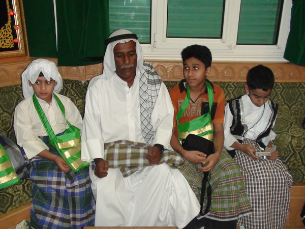 الحاج قاسم القلاف مع مجموعة من الاطفال 2008